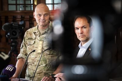Forsvarsminister Jeppe Bruus (S), der ses til højre, mener, at Europas forsvar starter i Ukraine.