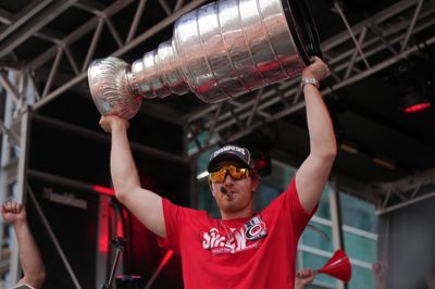 Frederik Andersen løfter Stanley Cup-trofæet i vejret under Carolina Hurricanes mesterskabsfest i hjembyen Raleigh, North Carolina.