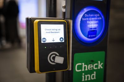 Den gamle rejsekortstander, der ses til højre, gav en genkendelig lyd ved check-in. De nye standere til basiskort er lydløse, og desuden opsættes der færre af dem.