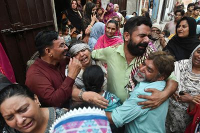 Pårørende sørger efter et tagkollaps har dræbt 14 børn i Pakistan.