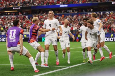 Holdkammeraterne stormer til for at tiljuble matchvinder Erling Haaland.