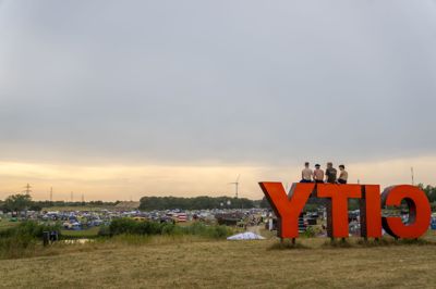 Campingområdet åbnede lørdag på Roskilde Festival. Mandag aften anmeldte en 17-årig pige, at hun var blevet voldtaget i et telt på festivalen.