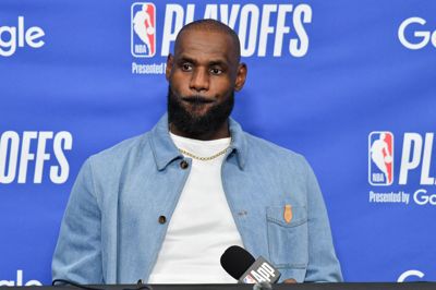 LeBron James forlader Los Angeles Lakers, men agter at fortsætter sin glorværdige NBA-karriere.