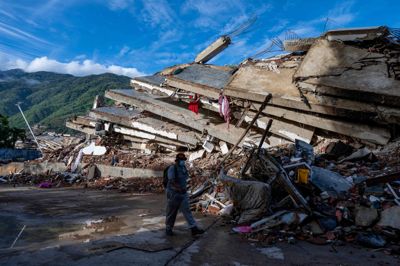 Tusindvis af mennesker er fortsat savnet, knap en uge efter at to kraftige jordskælv fik bygninger til at styrte sammen i Venezuela.