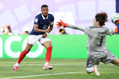 Kylian Mbappe passerer den svenske keeper Jacob Zetterström for anden gang i kampen og gør det til 3-0 for Frankrig.