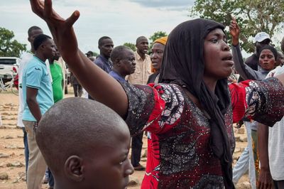 En forælder slår ud med armene tirsdag, dagen efter at bevæbnede gerningsmænd angreb en skole og kidnappede elever under deres eksamener i Lassa i det nordøstlige Nigeria.