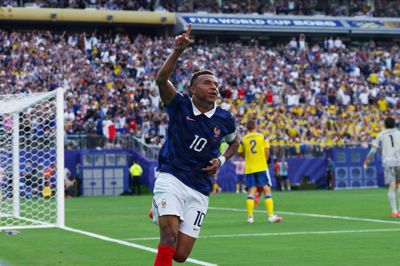 Kylian Mbappé fejrer en af sine to scoringer i VM-kampen mod Sverige.