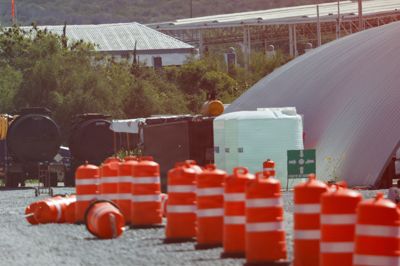 Billedet er fra maj i Santa Catarina i Mexico og viser anlæg, hvor mexicanske myndigheder dengang fandt en skjult tunnel, som blev brugt til ulovlig udvinding og opbevaring af brændstof. Mexico er en stor producent af råolie, men landet importerer benzin og diesel, fordi dets raffinaderier ikke kan dække efterspørgslen.