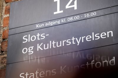Slots- og Kulturstyrelsen skal fordele 125 millioner kroner om året til produktionsselskaber, der vælger at optage i Danmark. I første runde er over 56 millioner kroner fordelt til syv danske produktionsselskaber.