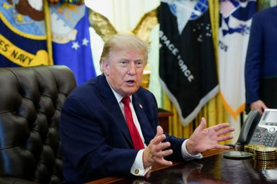 Donald Trump ses på billede fra mandag i Det Hvide Hus. Indberetning om Trumps indkomst i 2025 viser, at kryptovaluta har medført store ændringer.