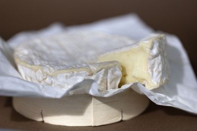 Listeria kan overføres via spiseklare fødevarer som blandt andet bløde oste lavet af upasteuriseret mælk. Også i kødpålæg, spiseklare fiskefrikadeller og gravad laks kan listeria udgøre et problem.