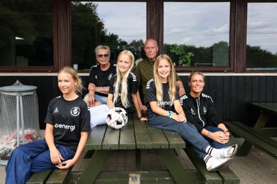 Tre generationer af familien Nielsen i Videbæk går alle op i fodbold og spiller en central rolle på Videbæk IF's fodboldskole. Til højre er det fodboldskoleleder Louise Nielsen. Bagerst ses hendes forældre, Marianne og Peter Nielsen, mens hendes tre døtre fra venstre er Silje, Alberte og Sophia.
