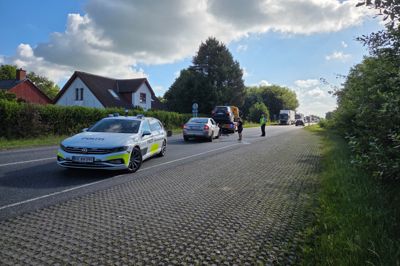 To biler stødte onsdag morgen sammen lige øst for rundkørslen ved Videbæk. Politiet var til stede og regulerede trafikken.