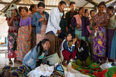 Pårørende sørger over de døde efter et luftangreb ved et hospital i Myanmar, hvor flere end 30 personer blev dræbt i december 2025.