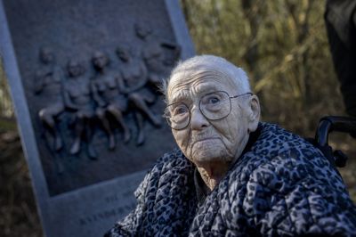 Regine Løndorf, der er død som 95-årig, var tidligere anbragt på et kvindehjem på Sprogø. Billedet, som blev taget for et år siden, er fra afsløringen af et mindesmærke for de 500 danske kvinder, der i perioden 1923-1961 blev tvangsanbragt på kvindehjemmet.