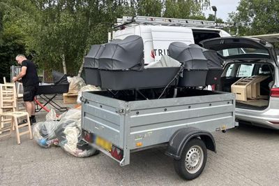 Medarbejdere fra kommunens ejendomsservice har sammen med et eksternt skadeservicefirma og personale fra Guldsmeden var tirsdag aften i gang med at flytte barnevogn og stole fra Børnehuset Guldsmeden i Galten efter fund af skimmelsvamp.