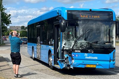 Regionalbus linje 116 blev onsdag formiddag svært skadet ved et trafikuheld i krydset ved det skæve hus på Silkeborgvej - og nåede derfor aldrig ud af Herning på sin tur mod Nørre Snede og Horsens.