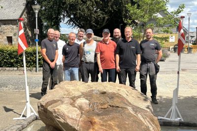 En lille del af de mange frivillige og erhvervsfolk, der har givet en hånd med til etableringen af springvand i Vildbjerg. I rød trøje ses Henning Andersen, der har været tovholder på projektet.