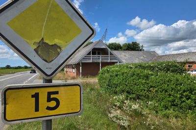 Inden udgangen af 2028 står 2+1-vejen mellem Røgind og Albæk klar til indvielse, men til den tid er 33 ejendomme forsvundet alene på strækningen lige vest for Videbæk. Her er det Ringkøbingvej 18, som skal fjernes, som den første af en række ejendomme vest for Videbæk. Faktisk står ejendommen også til at blive fjernet på grund af den ny elmotorvej, der krydser hen over hjørnet af grunden.