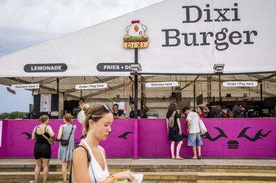 Madboden Dixi Burger har i år droppet at servere oksekød, efter at Roskilde Festival har sat et CO2-loft på madretter.