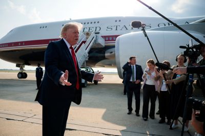 USA's præsident, Donald Trump, udtaler sig onsdag til journalister på vej om bord på det nye Air Force One - et luksusfly, der er en gave fra Qatar.