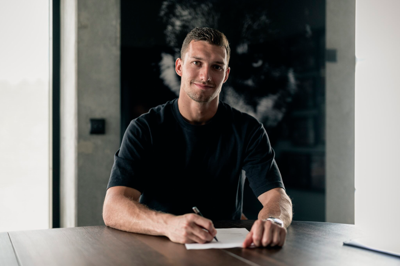 Nordin Bakker har skrevet under på en treårig kontrakt med FC Midtjylland. Hollænderen skal forsøge at udfordre førstekeeper Elias Olafsson, så der også på målmandsposten er kamp om pladsen.
