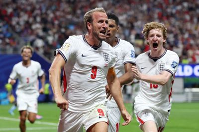 Helten Harry Kane jagtes af holdkammeraterne, der vil tiljuble ham efter et af sine mål mod DR Congo.