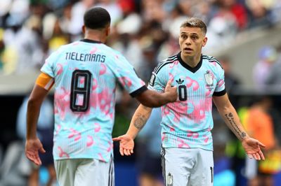 Youri Tielemans og Leandro Trossard havde et skænderi midtvejs i anden halvleg, da Belgien slog Senegal med 3-2 og spillede sig i ottendedelsfinalen ved VM.