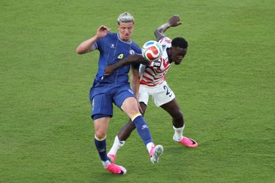 USA's Folarin Balogun så direkte rødt efter denne stempling på Tarik Muharemovic i 16.-delsfinalen mod Bosnien-Hercegovina.