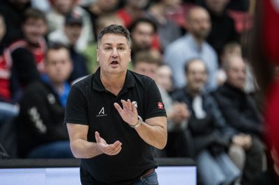 - Det er et kæmpe problem i hele Europa. De store ligaer slås med det, fordi de ikke kan tiltrække de talenter, de kunne før, siger basketlandstræner Allan Foss om spillerstrømmen til amerikanske universiteter.