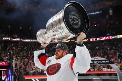 Frederik Andersen er en af blot tre danskere, der har løftet Stanley Cup-trofæet som vinder af mesterskabet i NHL.