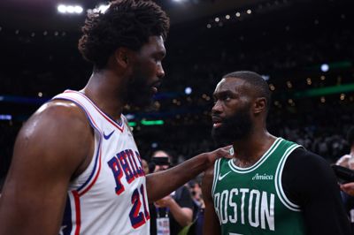 Jaylen Brown (til højre) og Joel Embiid (til venstre) havde flere intense dueller i slutspilsserien mellem Boston Celtics og Philadelphia 76ers. Nu bliver de holdkammerater.