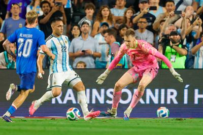 Elias Olafsson forsøger at lukke af foran angrebsstjernen Lautaro Martinez fra Argentina.