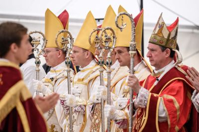Indsættelsen af fire nye biskopper fra SSPX (klædt i hvidt) fandt sted onsdag i Écône i Schweiz.