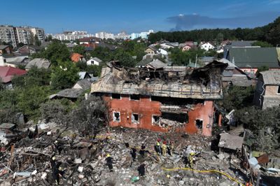 Et hus er lagt i ruiner efter nattens angreb på Kyiv.