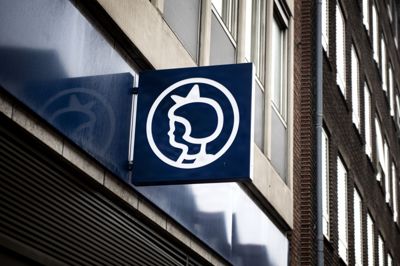 Irma-butikkerne lukkede i 2024. Inden da hang Irma-pigen foran butikkerne som foran denne københavnske Irma i 2019.