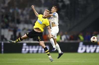 Jens Jønsson (i gult for AEK Athen, red.) kan igen kalde sig AGF-spiller.