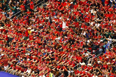 På Dallas Stadium i Arlington i USA lavede de norske fans den efterhånden verdensberømte jubel med at ro et vikingeskib, da Norge gik videre til ottendedelsfinalerne ved VM.