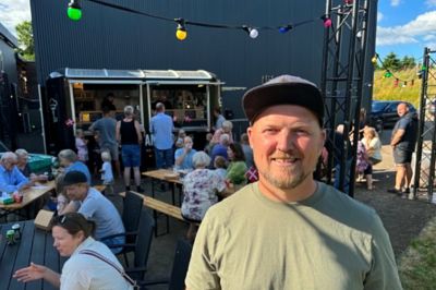 Steven Svendsen, Grønbæk, har overtaget driften af Grønbæk Café. Det sker blandt andet med en ombygget foodtruck.