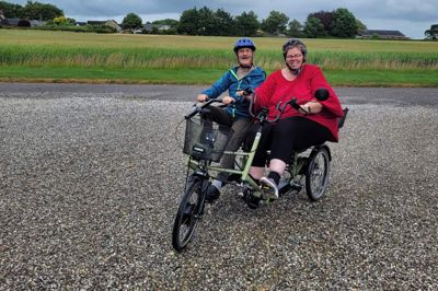 Council Center har netop købt denne duo-cykel. Søren Gøtz og Lotte Stubben er her på tur.
