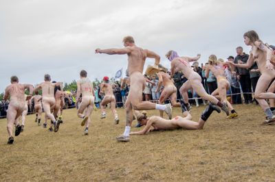 Torsdag løb det årlige nøgenløb af stablen på Roskilde Festival. I alt 32 stillede til start.