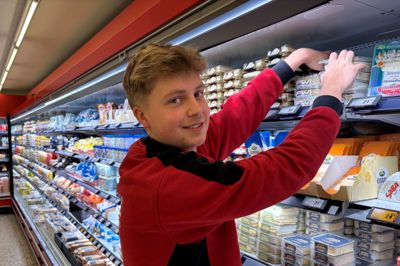 Anders Knak Skjærlund fra Videbæk var begyndt i lære som tømrer, men det var ikke noget for ham, og så blev han elev hos ABC Lavpris i Videbæk i stedet - et skifte, han er meget glad for.