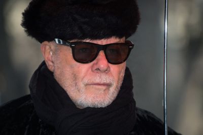 Den tidligere britiske popstjerne Gary Glitter, hvis borgerlige navn er Paul Gadd, er dømt for en række seksualforbrydelser mod børn. Nu rejser britiske anklagere flere tiltaler mod den i dag 82-årige mand. Her ankommer han til retten i London i 2015.