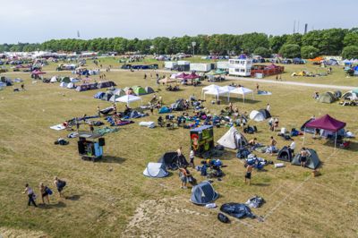 En 21-årig festivalgæst mistede natten til søndag livet, efter at han blev påkørt af et tog tæt på Roskilde Festival.