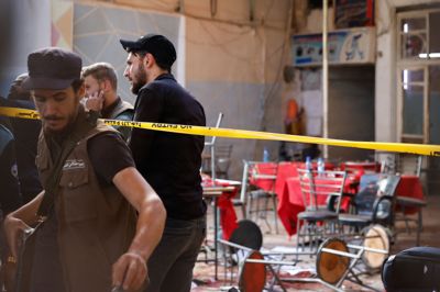 Politi og redningsmandskab arbejder ved den café i det centrale Damaskus, der torsdag er blevet ramt af en bombeeksplosion.