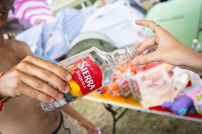 Det er i år forbudt at medbringe glasemballage på årets Roskilde Festival. Alligevel kan enkelte glasflasker spottesrundt omkring i campingområdet.