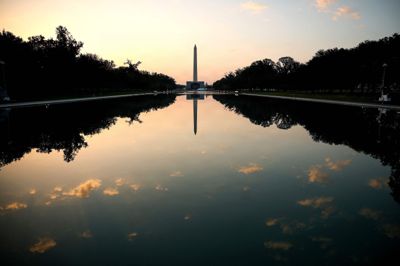 Solen stiger op over spejlbassinet ved Lincoln Memorial i USA's hovedstad, Washington D.C. Trump-administrationen har brugt et beløb svarende til mere end 100 millioner kroner på at renovere bassinet. Siden er belægningen i bunden af bassinet begyndt at løsne sig - noget som Trump beskylder hærværksmænd for at være skyld i. Han har hidtil ikke fremlagt beviser for den anklage.