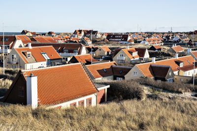 Ifølge Danmarks Meteorologiske Institut (DMI) kan den kraftige vind stedvis nå stormende kuling- eller stormstyrke.