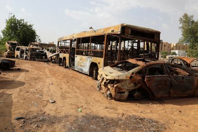 Biler med skudhuller er udbrændte i Sudans hovedstad, Khartoum. Tre års krig i det afrikanske land har skabt det, som FN betegner som verdens største flygtninge- og sultkrise.