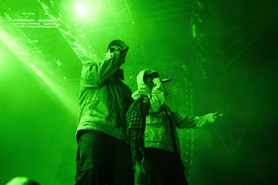 Den irske rapgruppe Kneecap består af tre personer med kunstnernavnene Mo Chara, Móglaí Bap og DJ Próvaí.